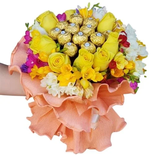 Ramo de flores con rosas rocher y fresias